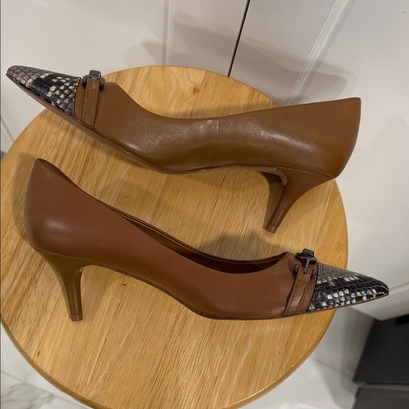 COACH LAURI POINTED-TOE-PUMPS 9.5 Tan Horse-Bit Signature turnlock hardware. - Picture 7 of 11